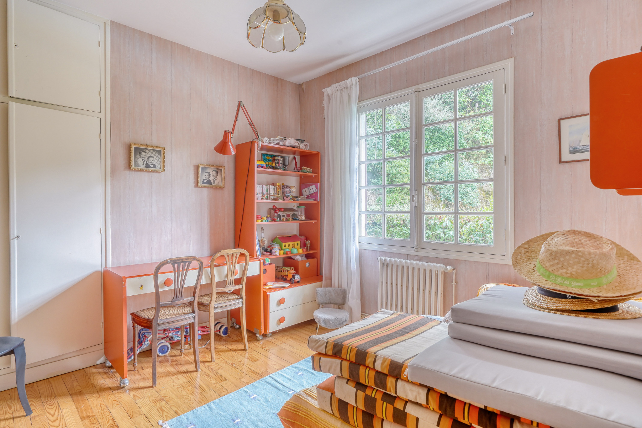 Room to renovate Room in a house to be renovated with orange furniture and a window overlooking the outside.