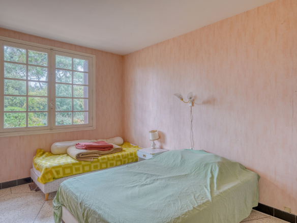Room in a house in La Teste-de-Buch with a bed and a sofa bed.