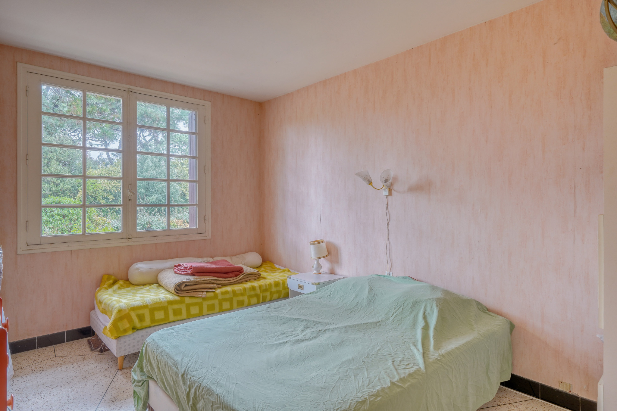Room in a house to be renovated Room in a house in La Teste-de-Buch with a bed and a sofa bed.