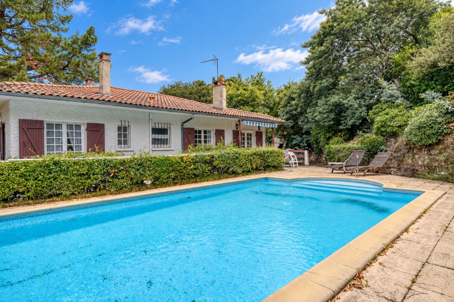House to renovate with swimming pool Traditional house with swimming pool and garden in La Teste-de-Buch