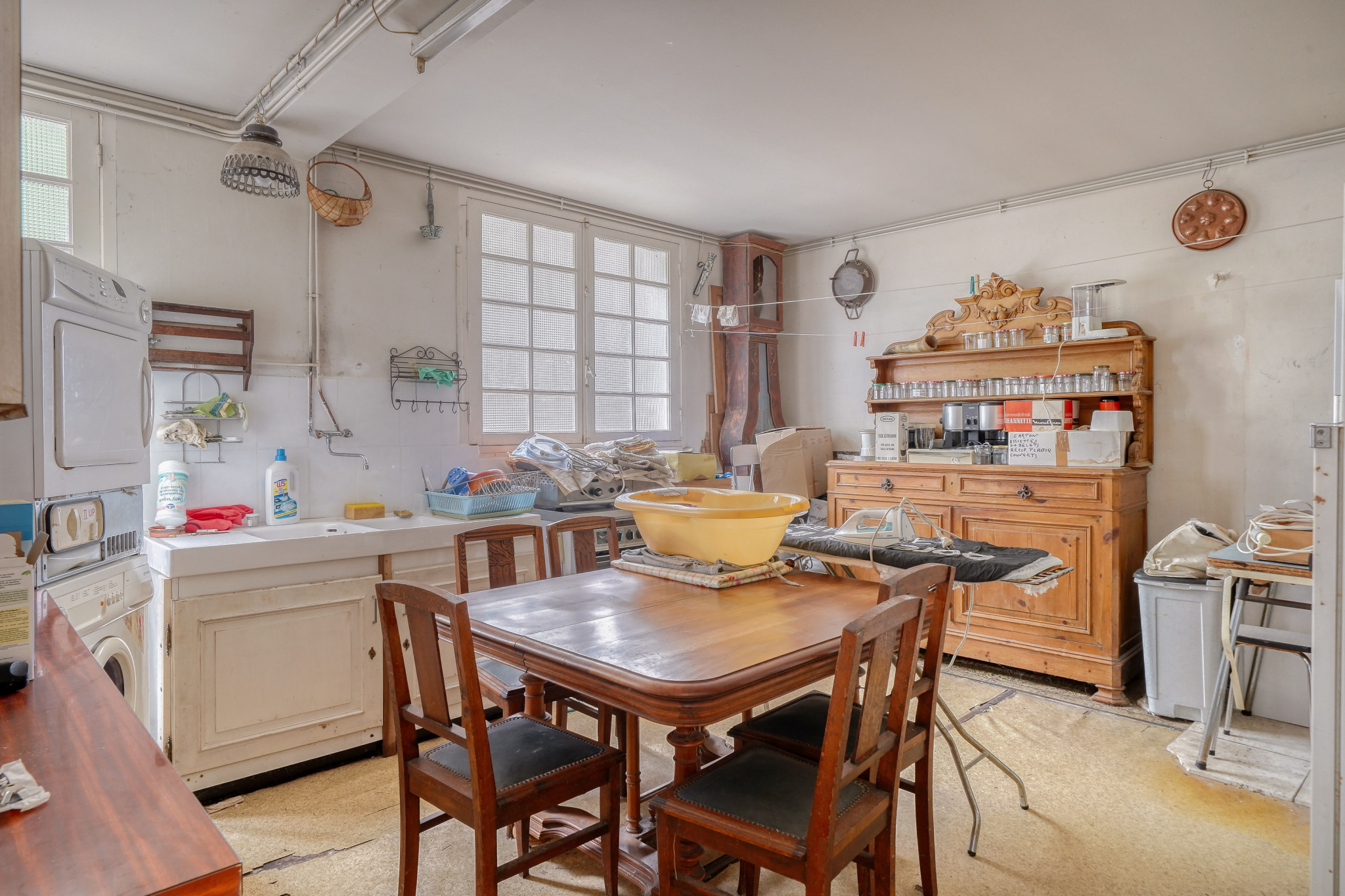 Kitchen to renovate in a traditional house Kitchen of a traditional house to be renovated, with wooden table and visible equipment.