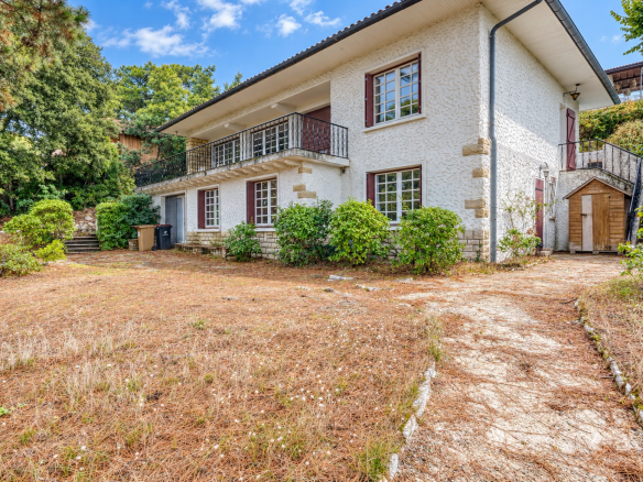 Traditional house from 1964 with garden in La Teste-de-Buch, 9 rooms and 223m2 of living space.