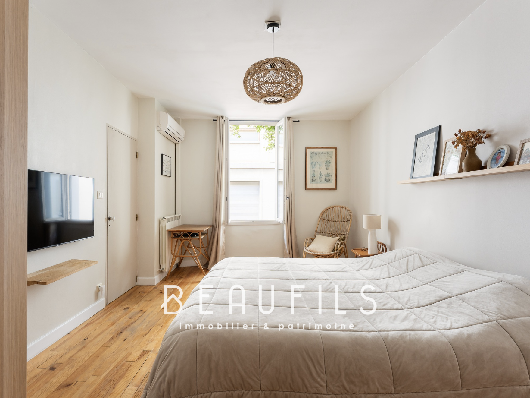Chambre dans une maison à Montpellier Chambre d'une maison rénovée à Montpellier avec un lit, un fauteuil et une télévision murale.
