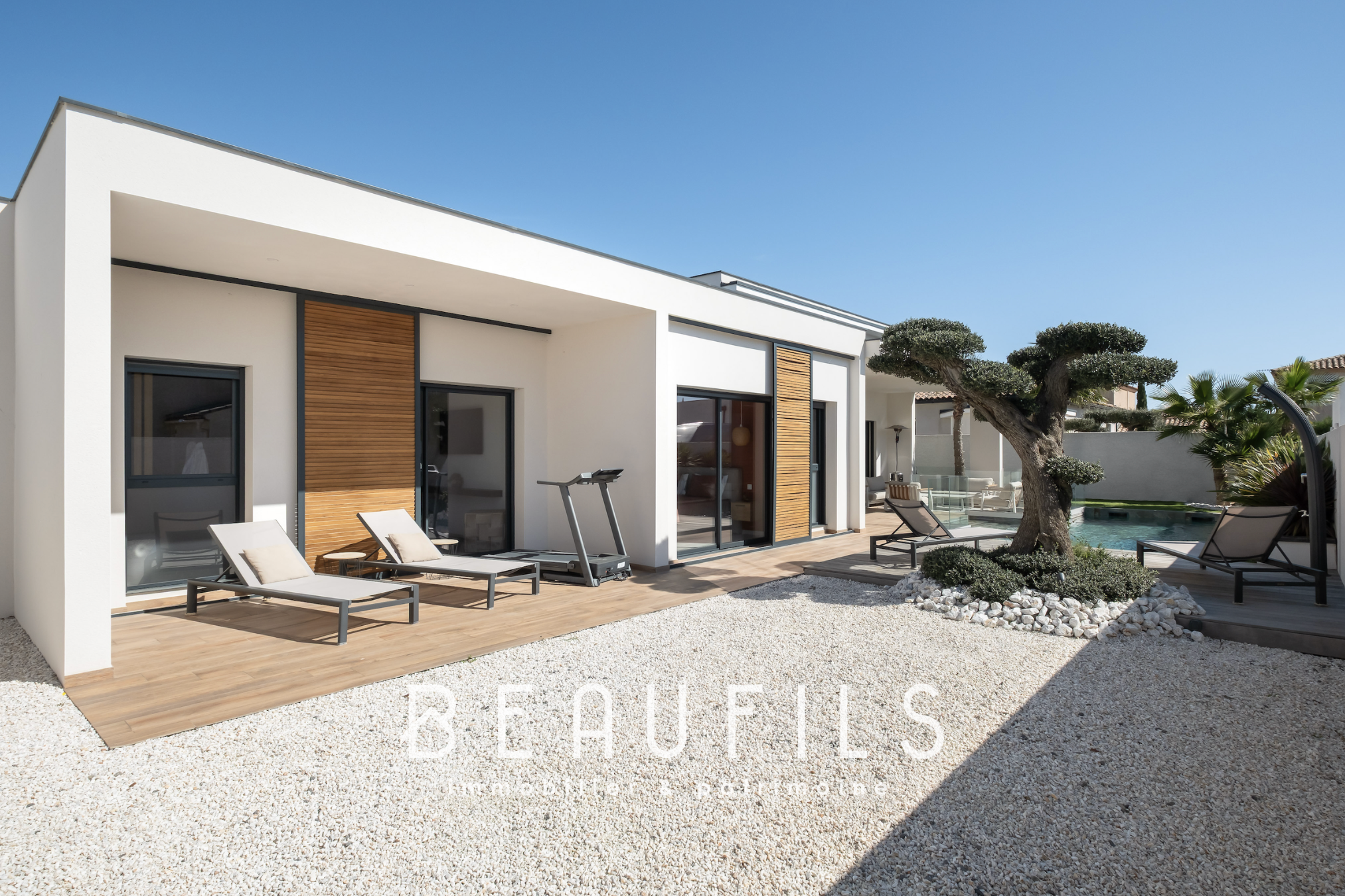 Californian-style villa in Vias Contemporary single-storey villa with swimming pool, located in Vias, near Grau d'Agde.