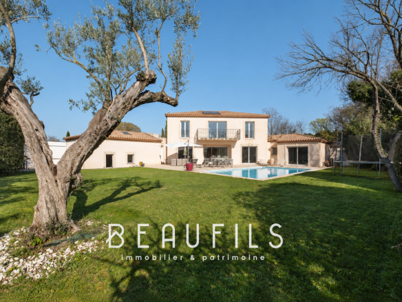 Architect-designed villa with swimming pool and garden in Nîmes, France.