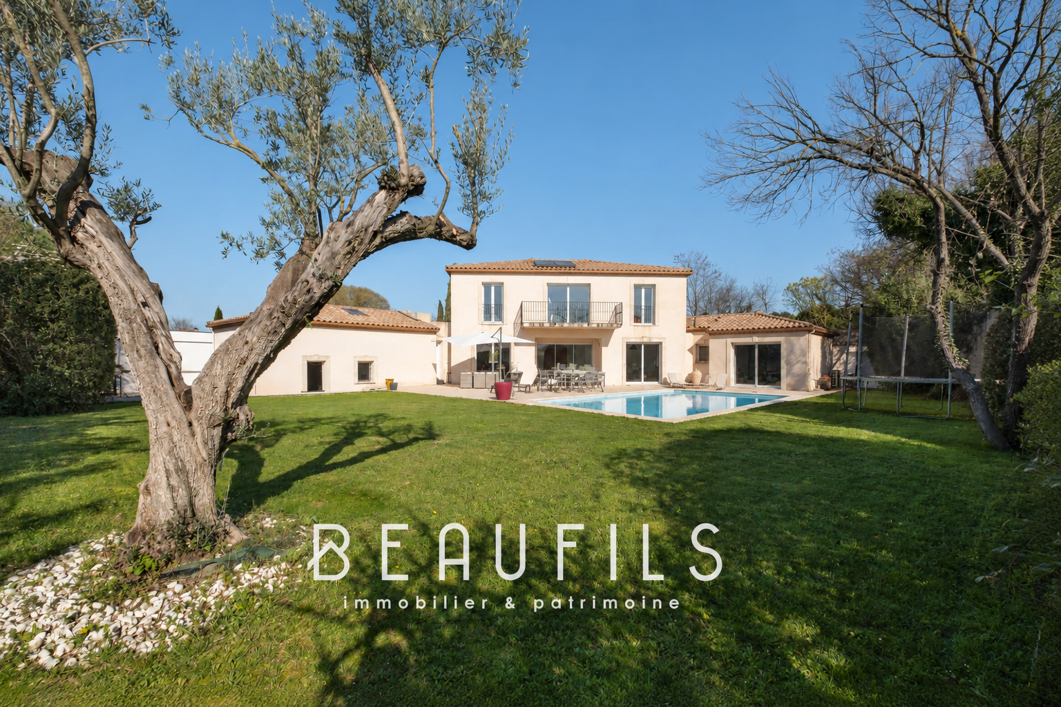 Architect-designed villa in Nîmes Architect-designed villa with swimming pool and garden in Nîmes, France.