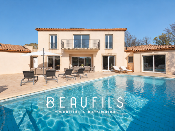 Architect-designed villa with swimming pool in Nîmes, overlooking the terrace and garden.