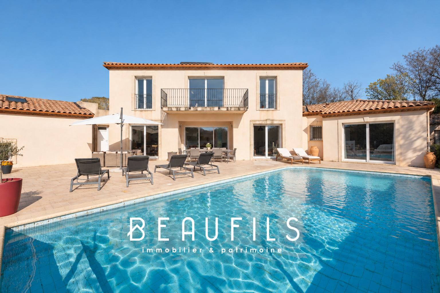 Architect-designed villa in Nîmes Architect-designed villa with swimming pool in Nîmes, overlooking the terrace and garden.