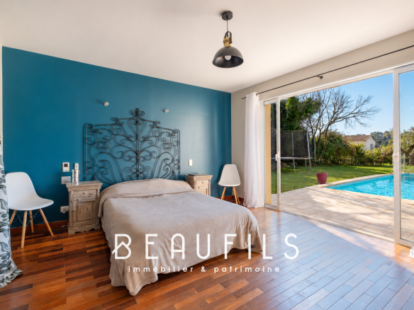 Room in an architect-designed villa with access to the pool and garden in Nîmes.