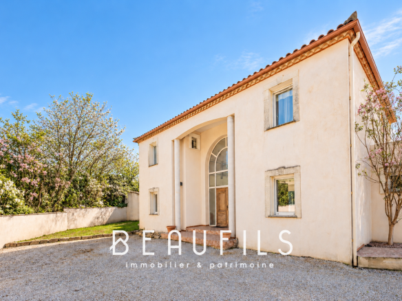 Architect-designed villa of 231 m2 in Nîmes with landscaped garden and cathedral entrance.