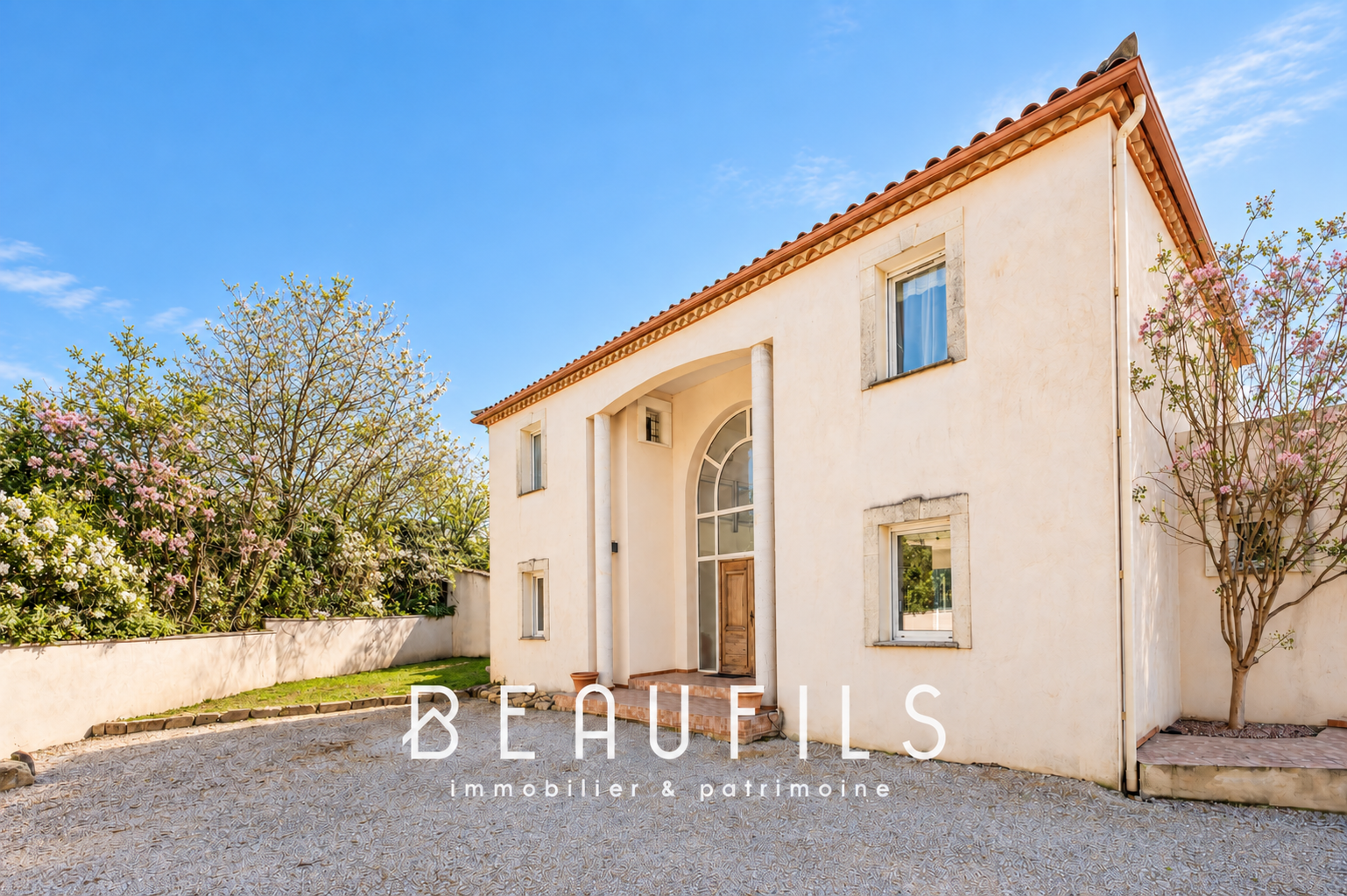 Architect-designed villa in Nîmes Architect-designed villa of 231 m2 in Nîmes with landscaped garden and cathedral entrance.