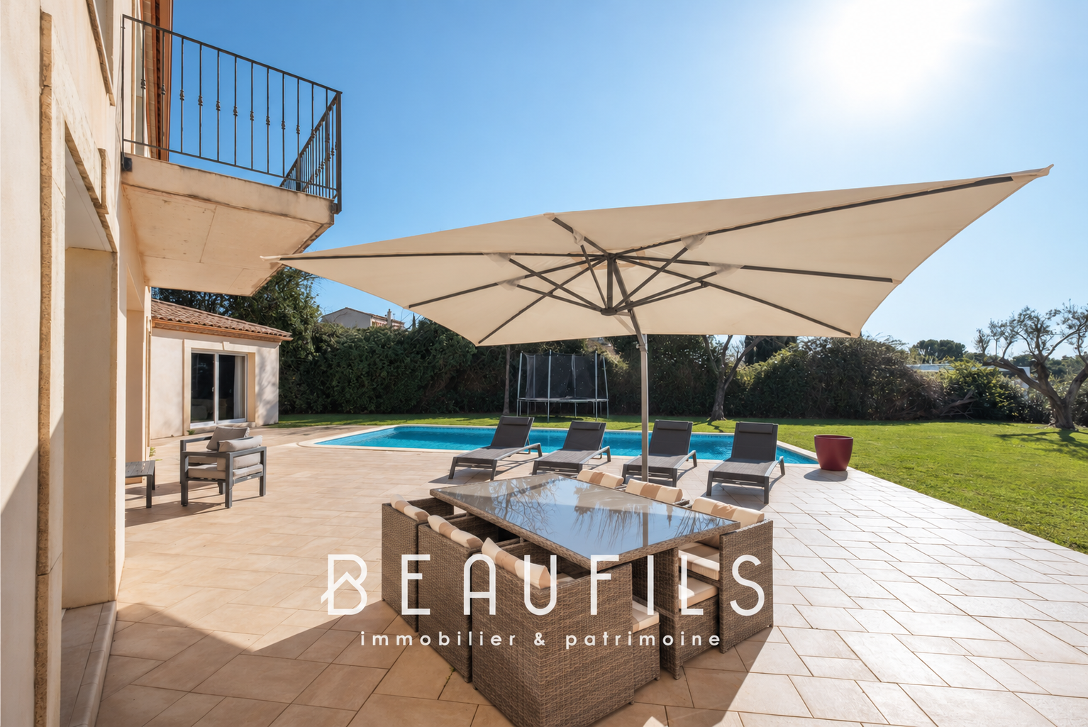 Architect-designed villa with swimming pool in Nîmes Terrace of an architect-designed villa with swimming pool in Nîmes, sun loungers and parasol.