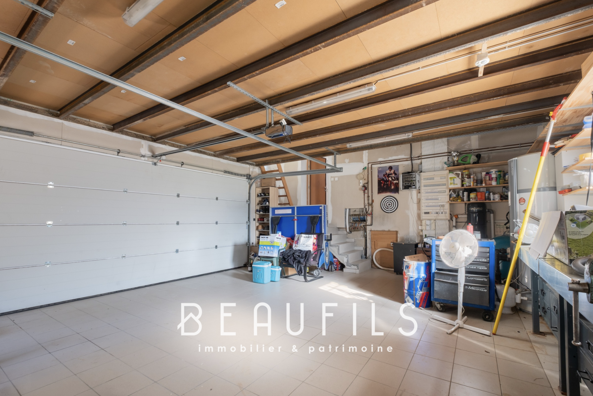 Architect-designed villa garage in Nîmes Spacious garage with natural light and storage equipment.
