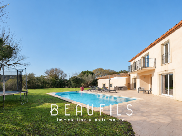 Architect-designed villa with swimming pool and garden in Nîmes, exterior view.