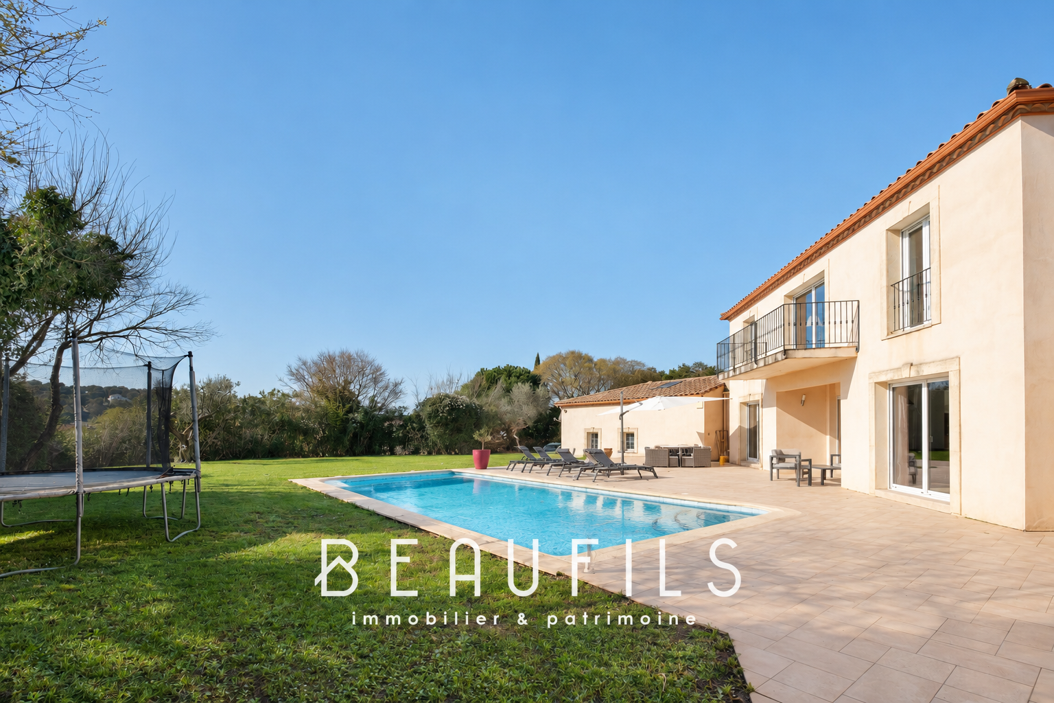 Architect-designed villa in Nîmes Architect-designed villa with swimming pool and garden in Nîmes, exterior view.