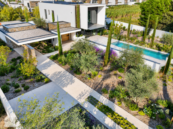 Vue aérienne d'une villa contemporaine avec piscine et jardin paysager à Perpignan.