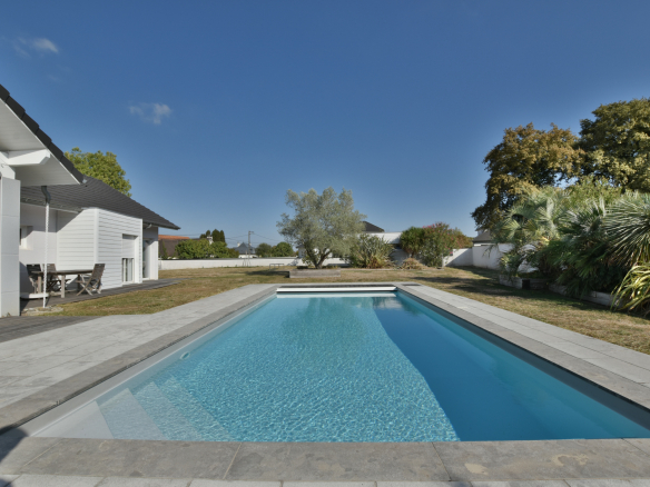Piscine chauffée de 9 × 4 m entourée d'un parc arboré à Buros, près de Pau.