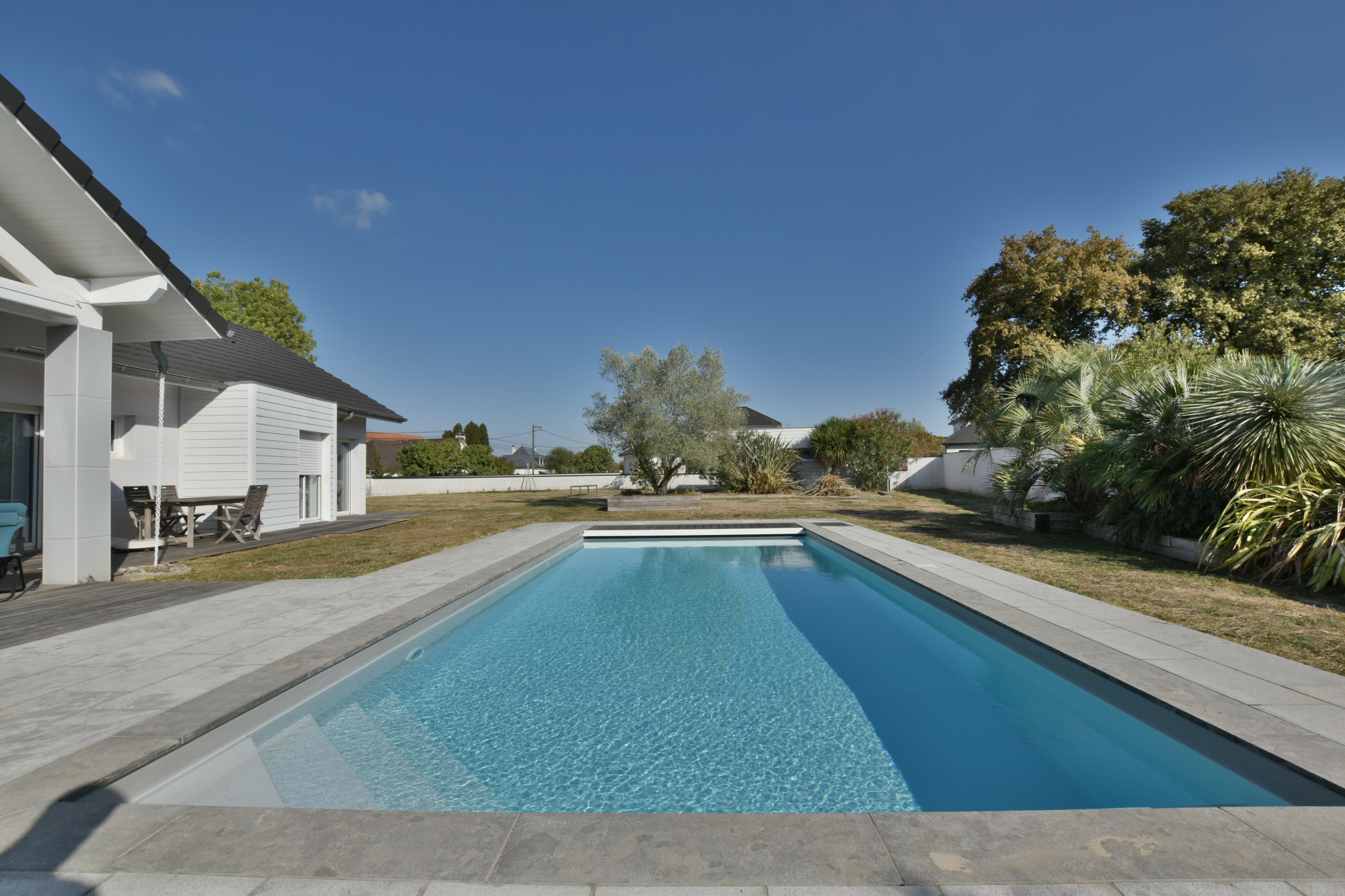 Piscine dans un parc à Buros Piscine chauffée de 9 × 4 m entourée d'un parc arboré à Buros, près de Pau.