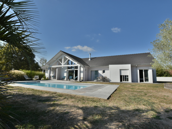 Maison contemporaine avec piscine chauffée dans un parc arboré à Buros.