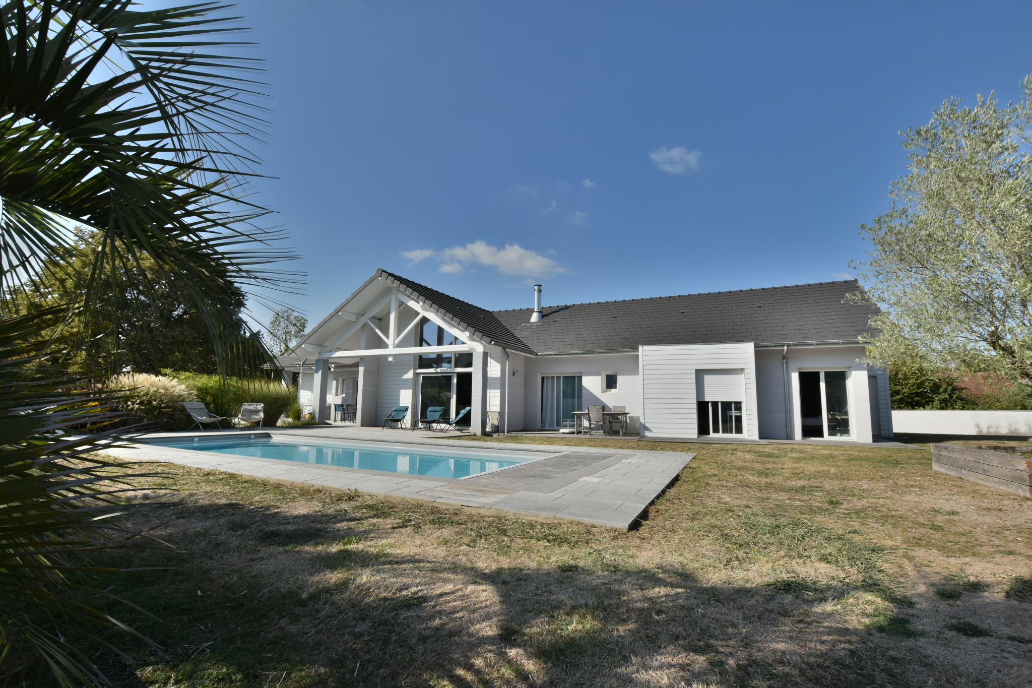 Élégance contemporaine à Buros Maison contemporaine avec piscine chauffée dans un parc arboré à Buros.
