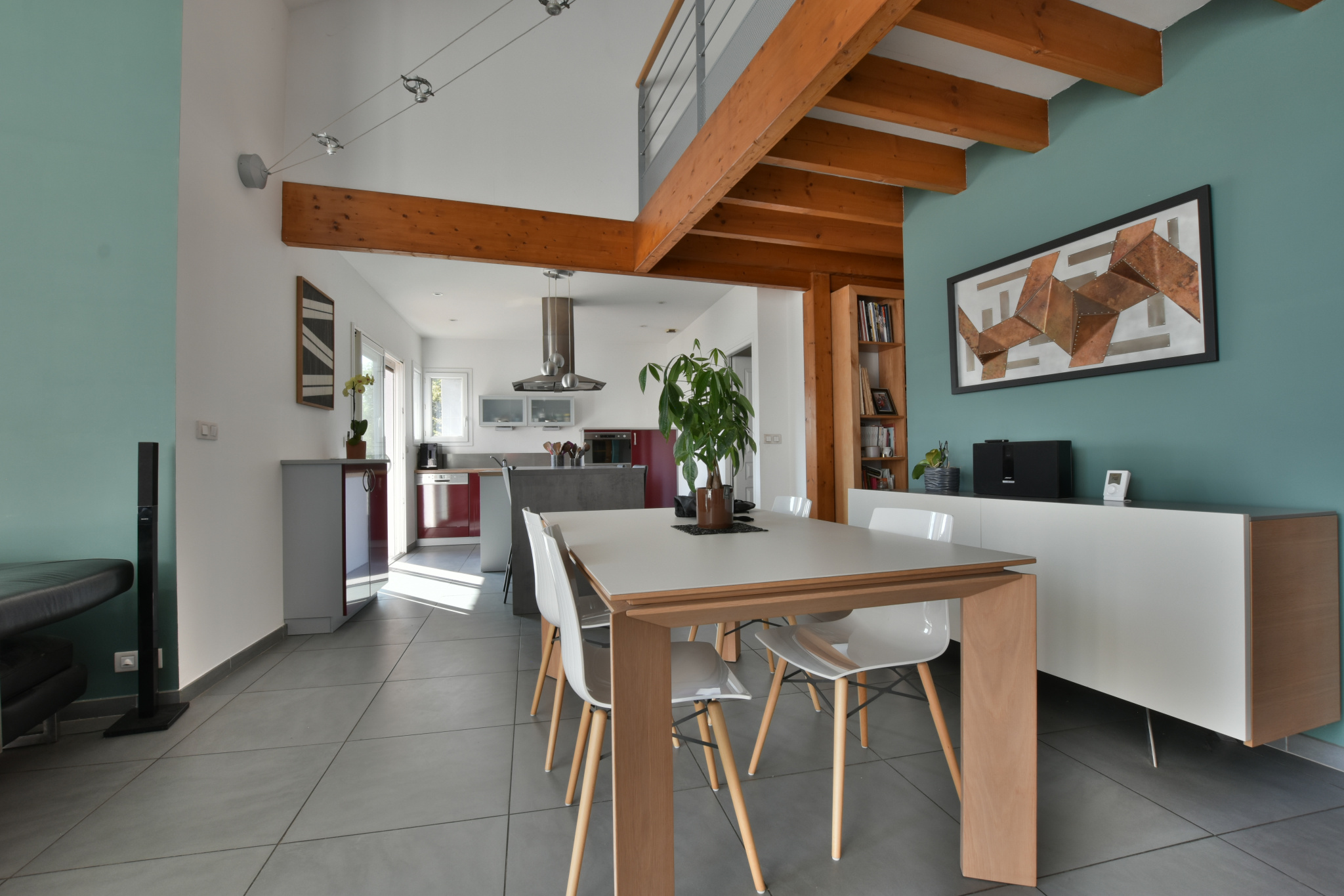 Intérieur contemporain d’une maison à Buros Intérieur moderne d'une maison avec salle à manger et cuisine ouverte, décorée de manière contemporaine.