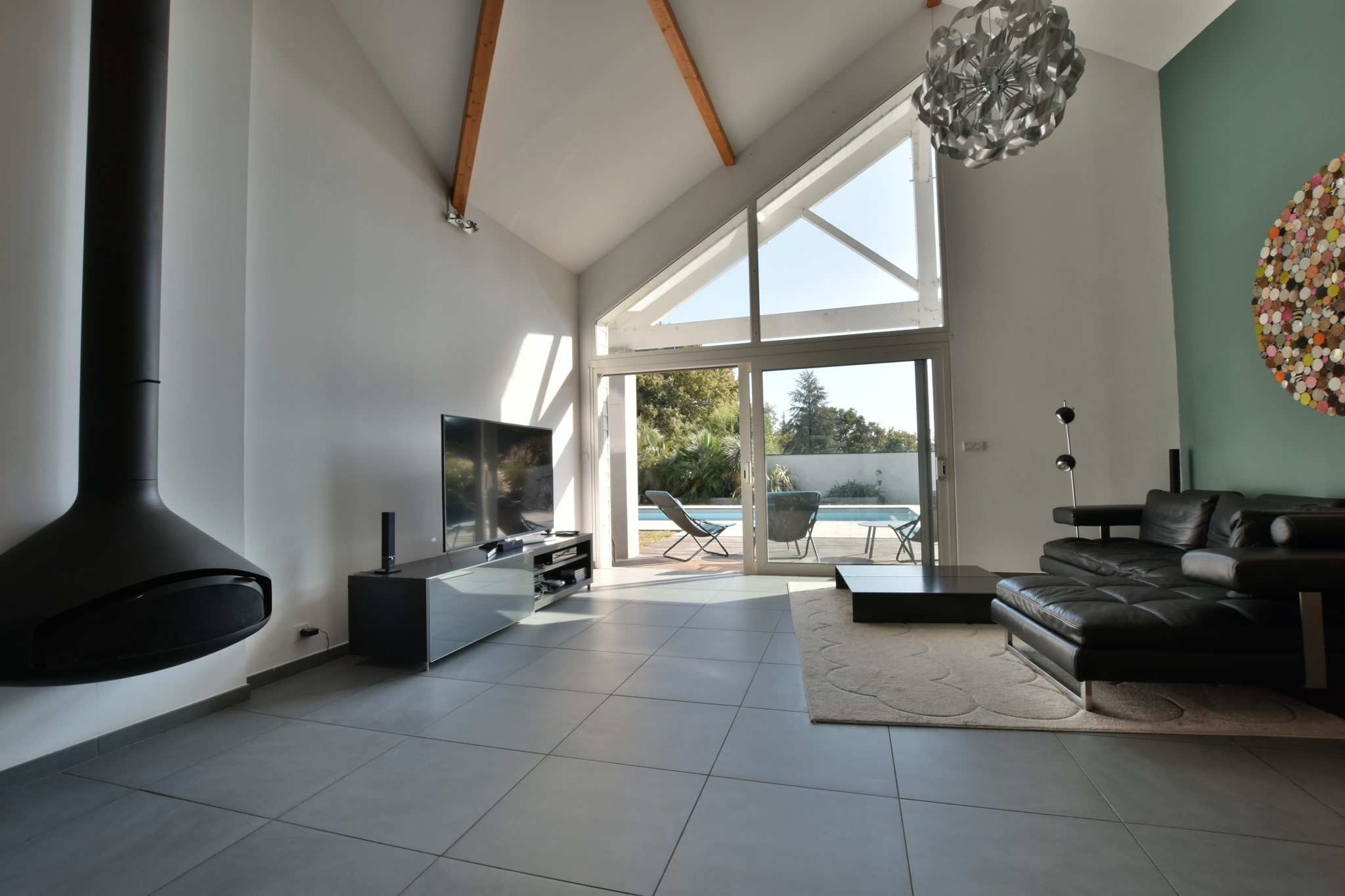 Intérieur contemporain d’une propriété à Buros Intérieur moderne d'une maison avec salon spacieux et grandes baies vitrées donnant sur l'extérieur.