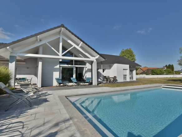 Maison contemporaine avec piscine chauffée dans un parc arboré à Buros.