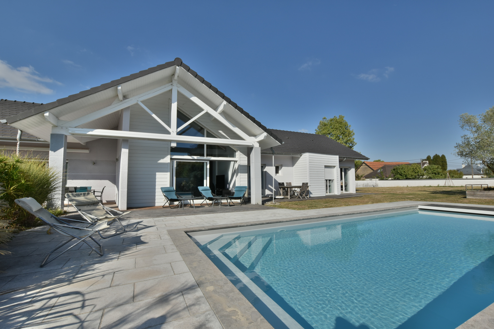 Élégance contemporaine à Buros Maison contemporaine avec piscine chauffée dans un parc arboré à Buros.