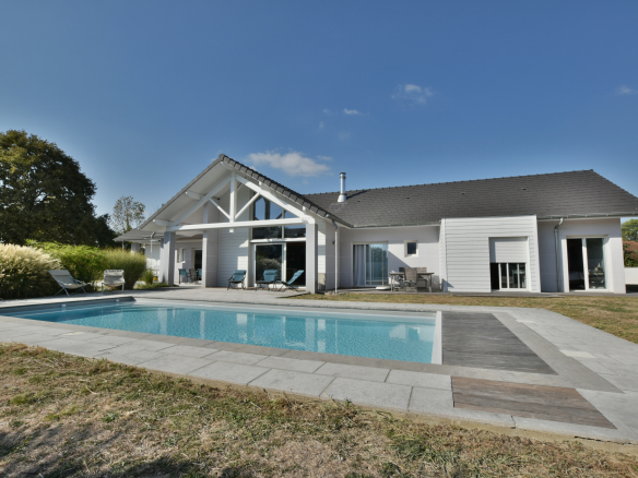 Maison contemporaine avec piscine chauffée dans un parc arboré à Buros.