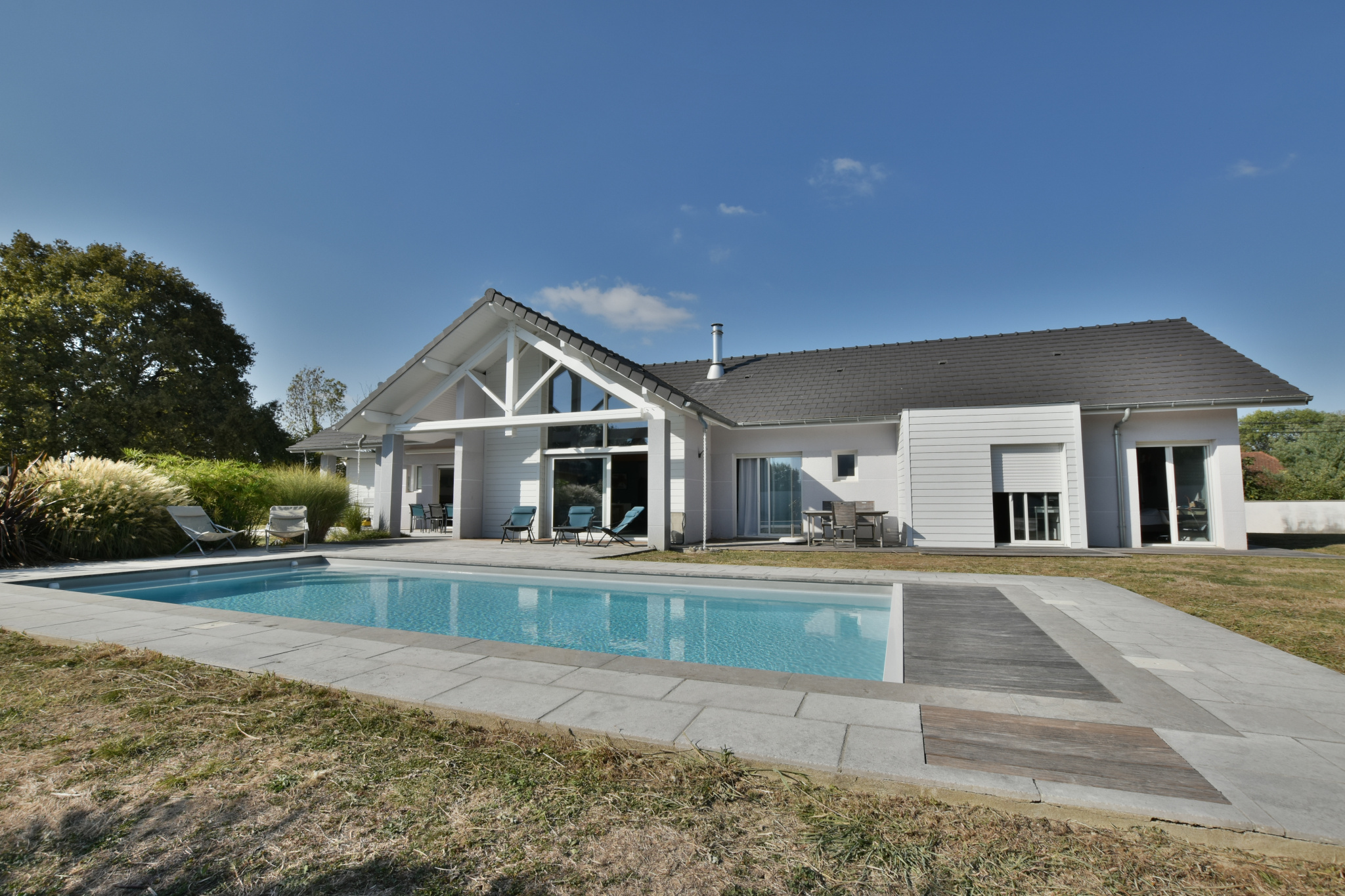 Élégance contemporaine à Buros Maison contemporaine avec piscine chauffée dans un parc arboré à Buros.