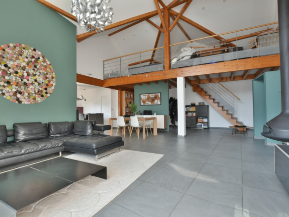 Intérieur d'une maison contemporaine avec un salon spacieux et une mezzanine.