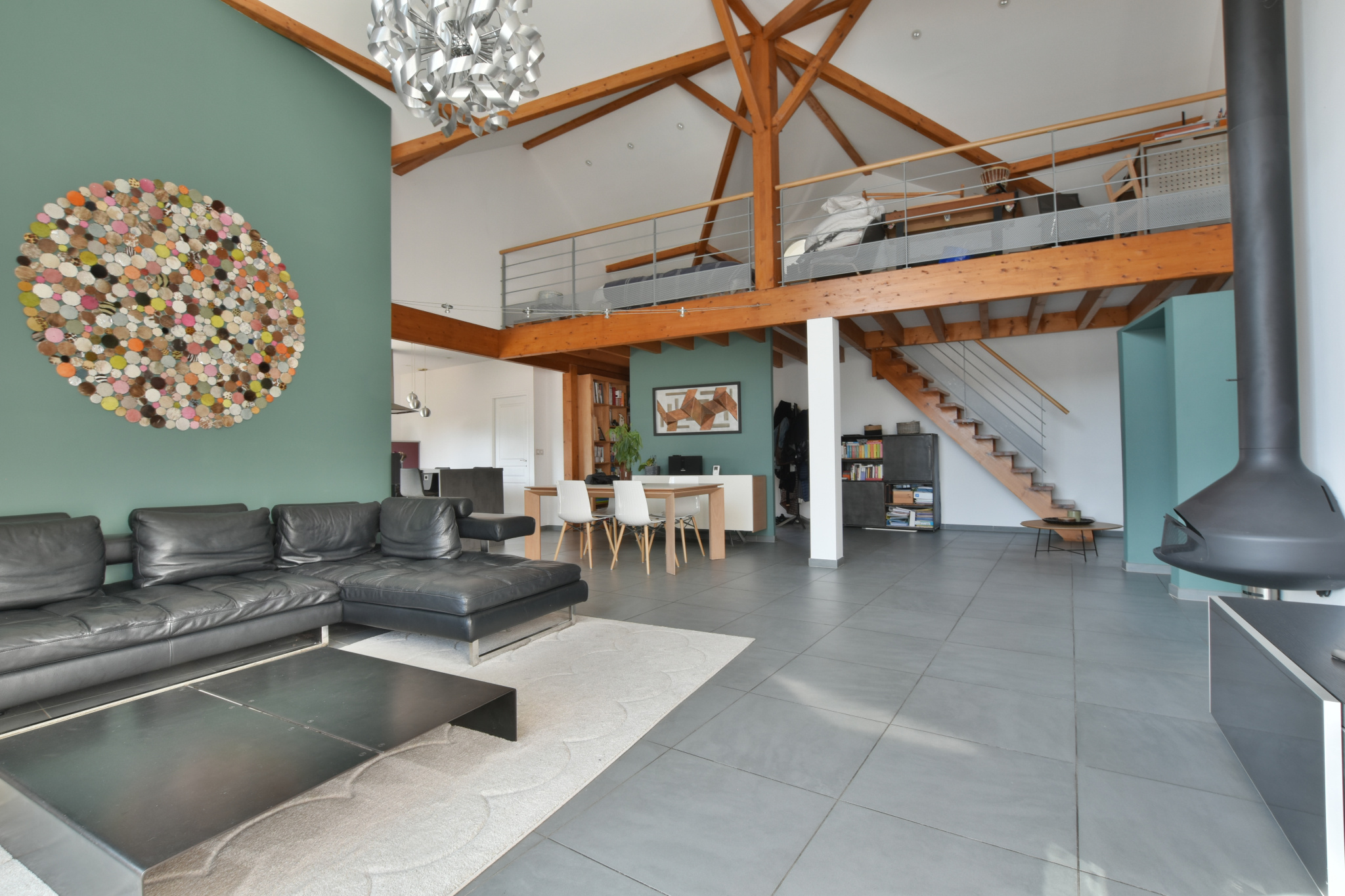 Intérieur d’une maison contemporaine à Buros Intérieur d'une maison contemporaine avec un salon spacieux et une mezzanine.