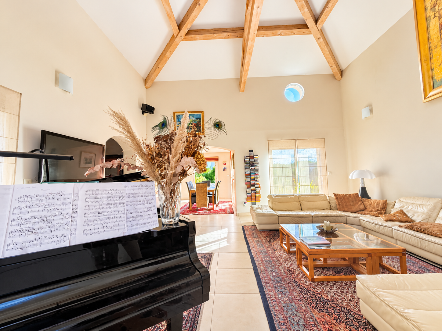 Salon lumineux d’une maison à Saint-Sériès Intérieur d'une maison de plain-pied à Saint-Sériès avec un salon spacieux et un piano.