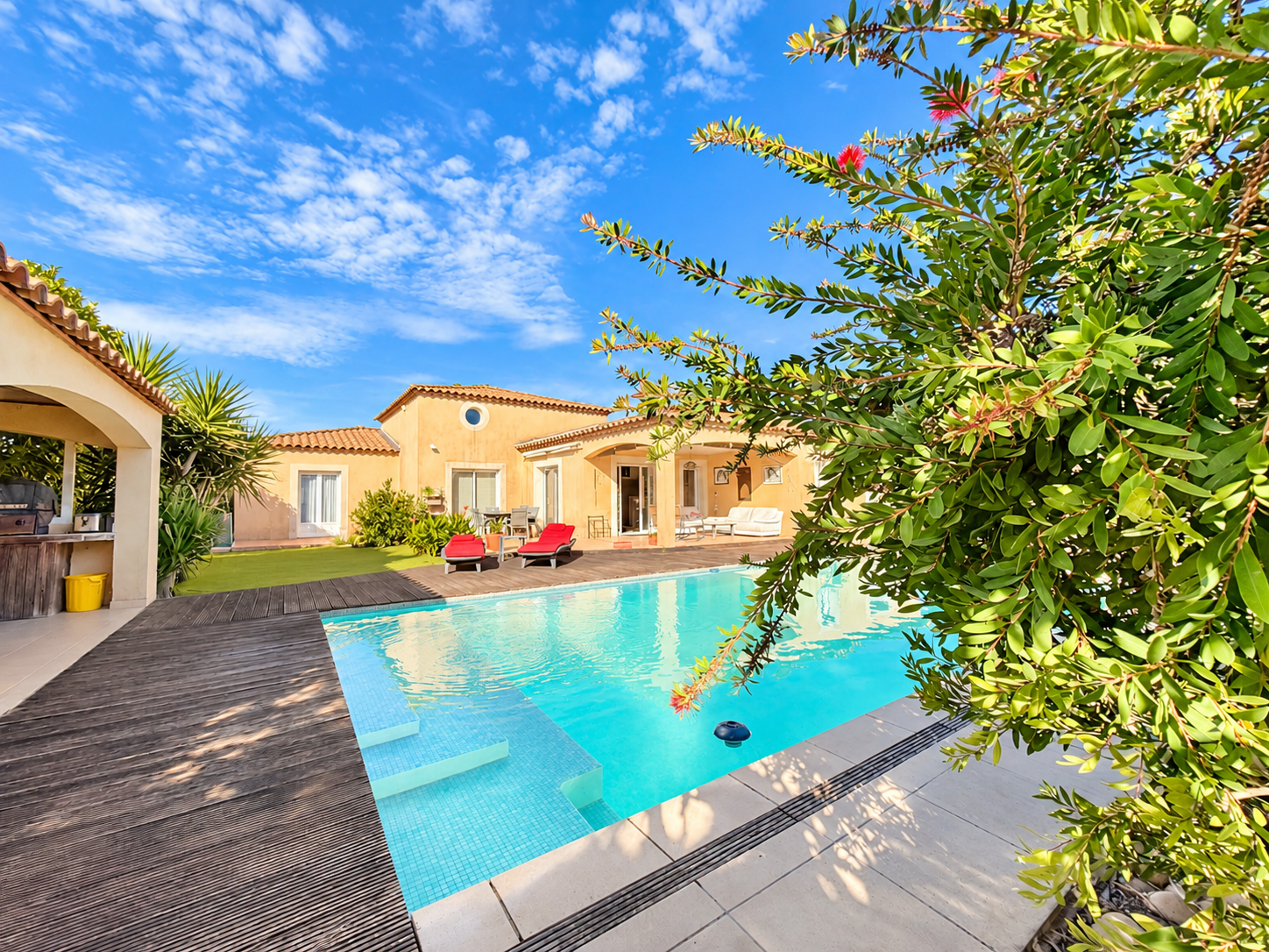 Maison de plain-pied à Saint-Sériès Maison de plain-pied avec piscine à Saint-Sériès, jardin et terrasse ensoleillée.