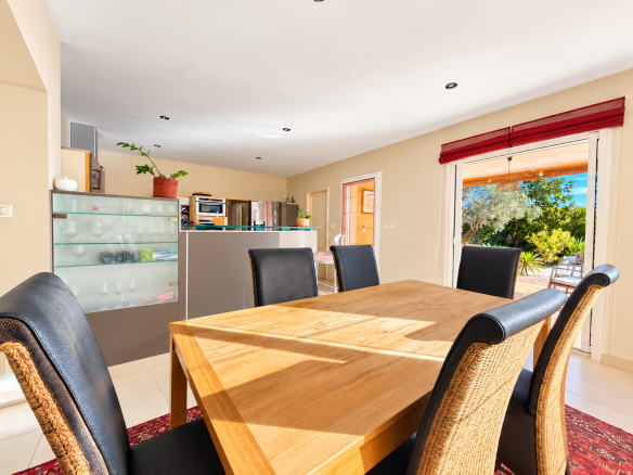 Intérieur d'une maison de plain-pied à Saint-Sériès, avec salle à manger et cuisine ouverte.
