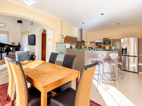 Intérieur d'une maison de plain-pied à Saint-Sériès, avec salle à manger et cuisine ouverte.