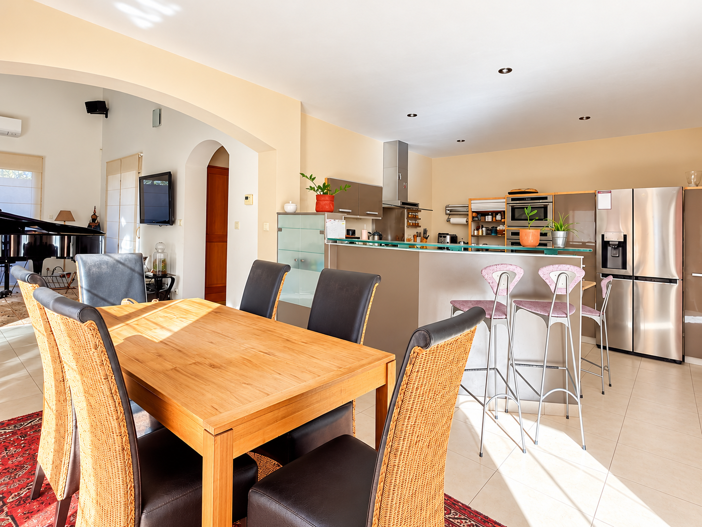 Intérieur d’une maison à Saint-Sériès Intérieur d'une maison de plain-pied à Saint-Sériès, avec salle à manger et cuisine ouverte.