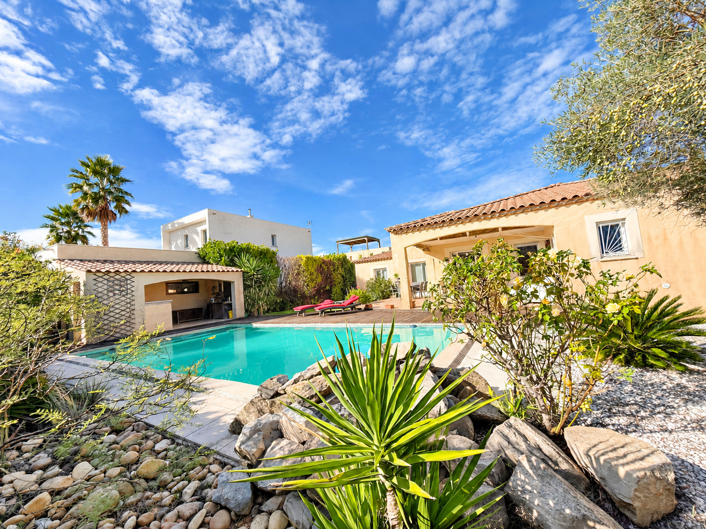 Maison de plain-pied à Saint-Sériès Maison de plain-pied avec piscine et jardin à Saint-Sériès, France.