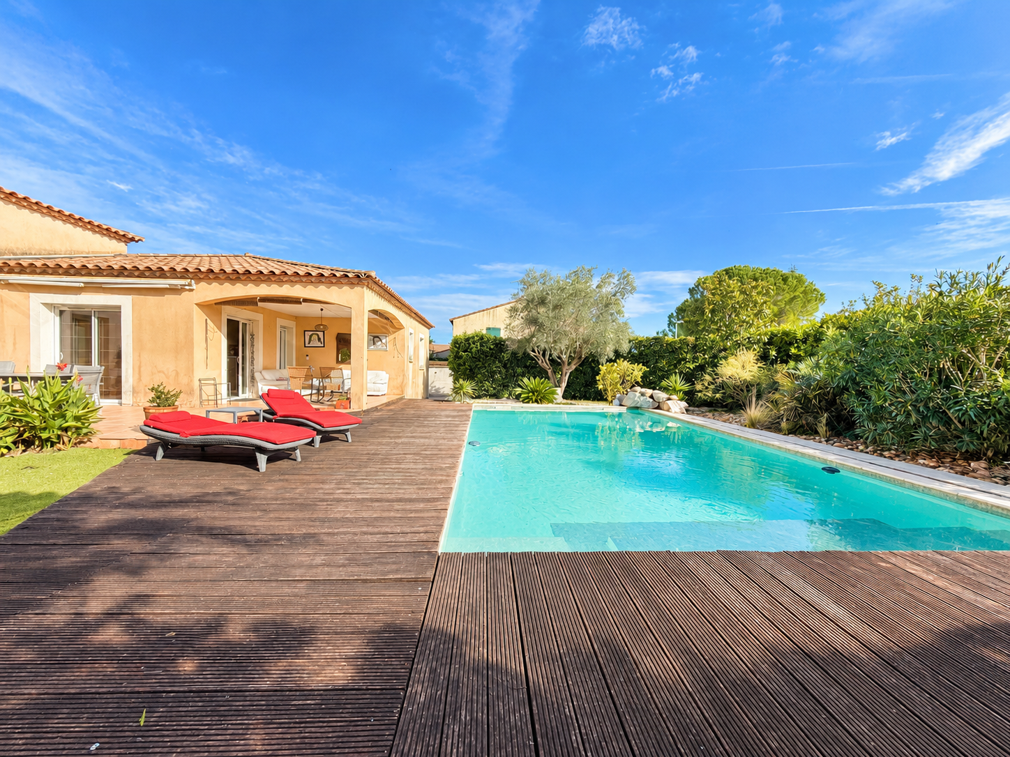 Maison avec piscine à Saint-Sériès Maison de plain-pied avec piscine et terrasse à Saint-Sériès, jardin verdoyant.