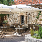 Domaine avec restaurant et salle de réception au milieu des