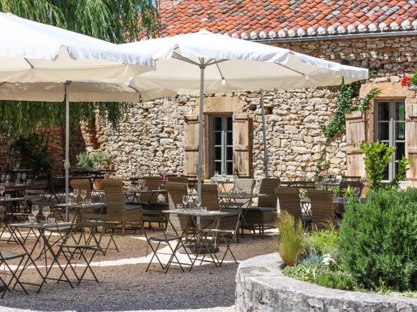 Estate with restaurant and reception room in the middle of