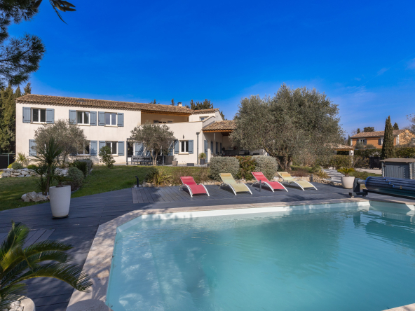 A VENDRE EN  EXCLUSIVITE SUR NOVES VILLA AVEC JARDIN