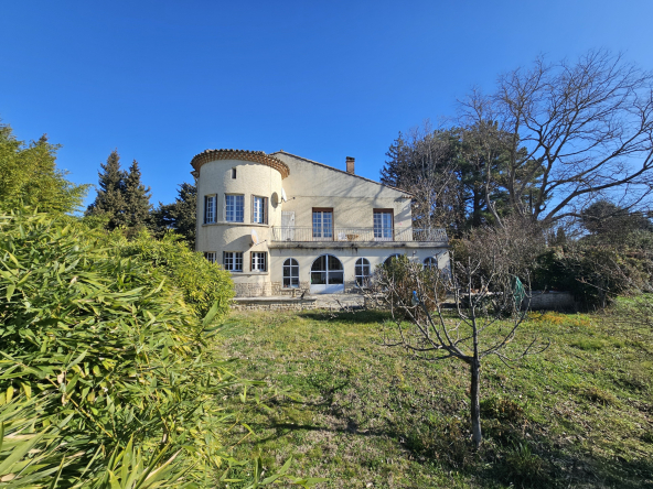 Lourmarin, Propriété de plus de 210 m2  à rénover avec vaste