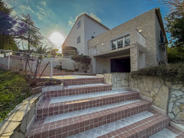 À Vendre : Maison de 217 m2 avec Piscine, Atelier et Vue dég