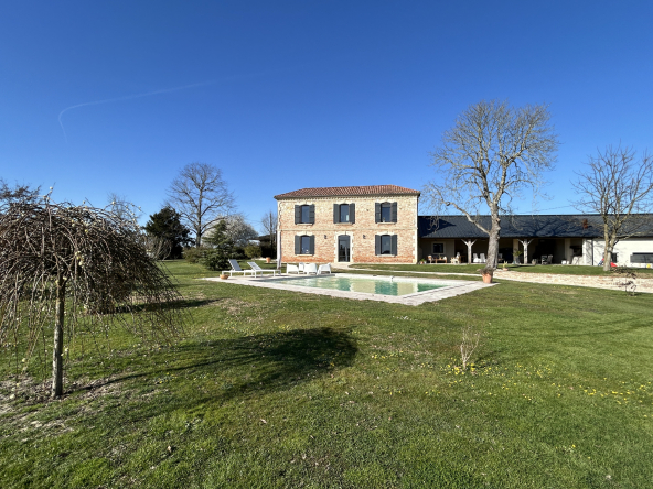 MAISON 5 CHAMBRES DOUBLE GARAGE TERRAIN DE 3169 M2 ET PISCIN