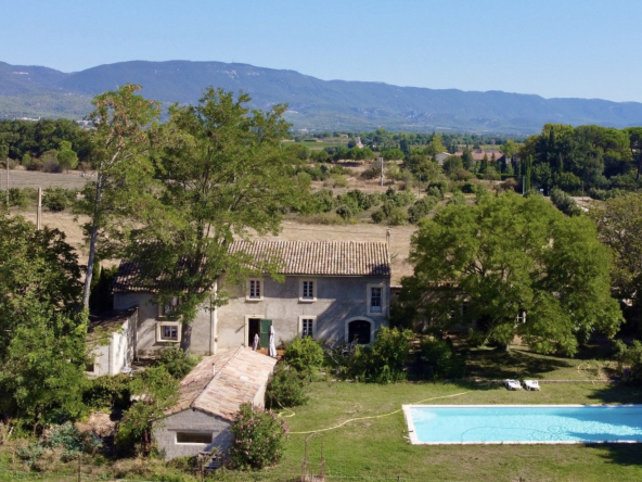 Charme et authenticité pour ce mas provençal avec dépendance