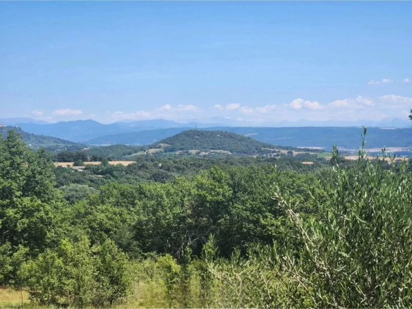 PROPRIETE / DOMAINE TOURISTIQUE – 2000 m2 bâtis sur 23 hecta