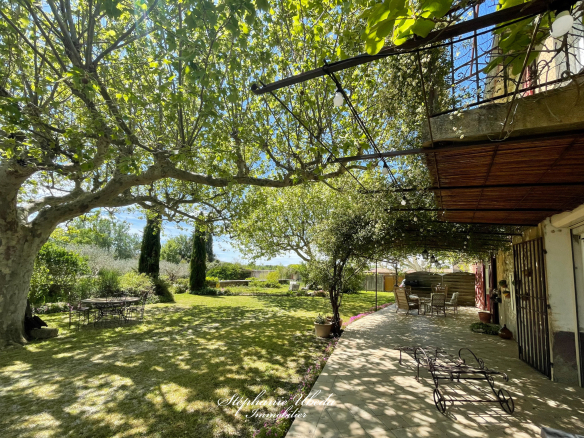 Mas de caractère sur une belle parcelle arborée de 10.000m2