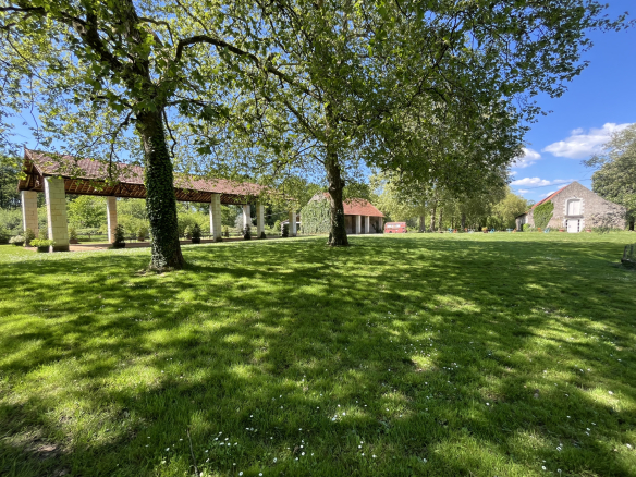 REF  88686 PROCHE SAUMUR , Magnifique domaine  de chasse de
