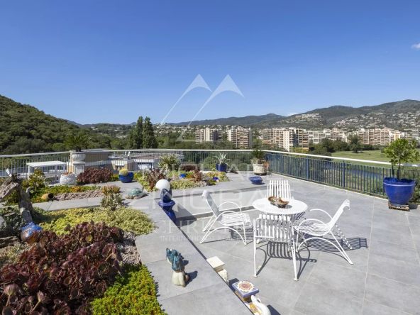 APPARTEMENT TOIT TERRASSE AVEC VUE MER